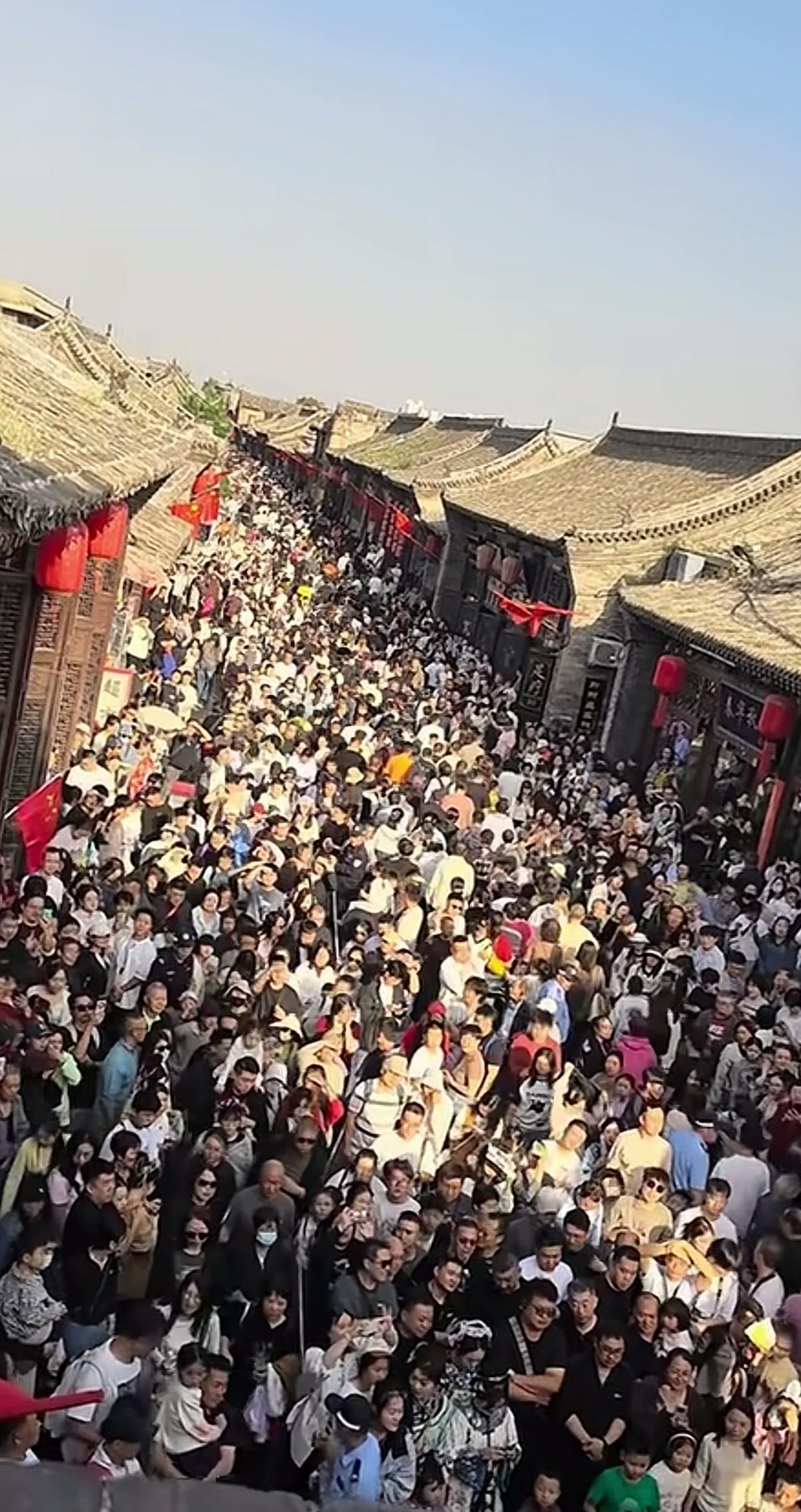 你知道旅游最大的意义在哪吗？到底是什么原因让这些个鸟人起早贪黑、花着当牛做马赚