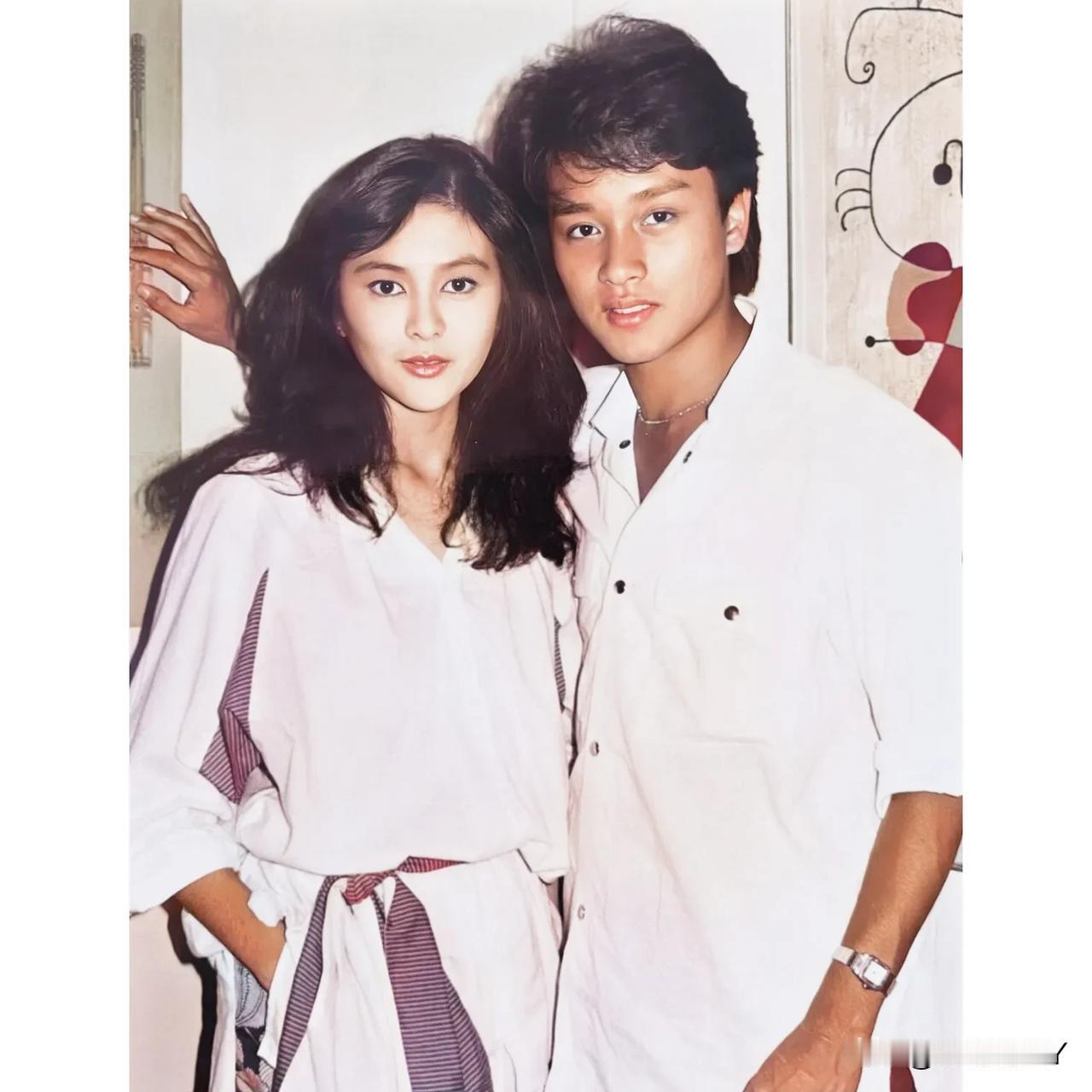 1981年，关之琳与张国荣在香港，留下的美好瞬间。关之琳当时19岁，像一个精致的