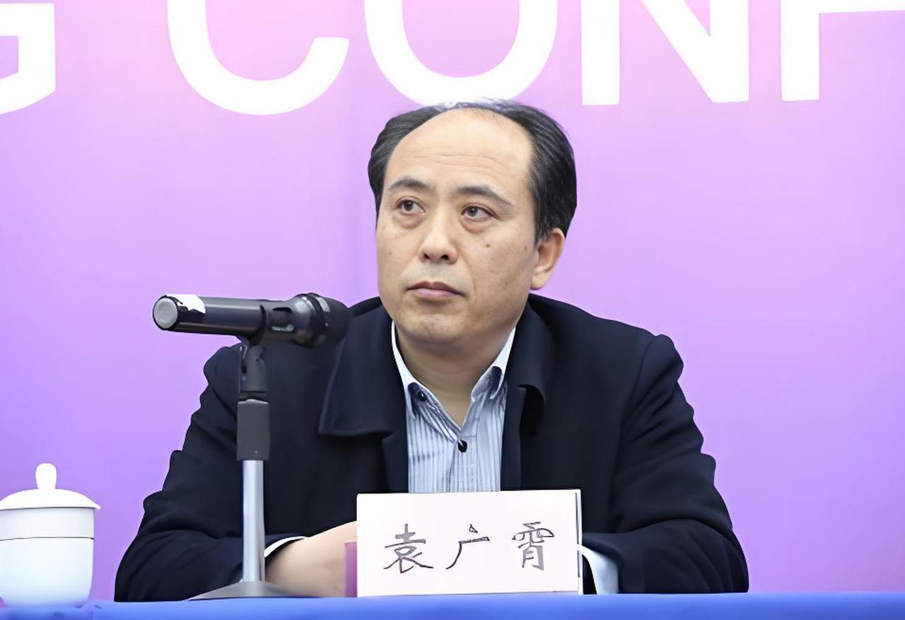 听山东青岛的朋友说,在即墨区工作的老袁下来了,他在当地小有名气。我以前见过老袁一