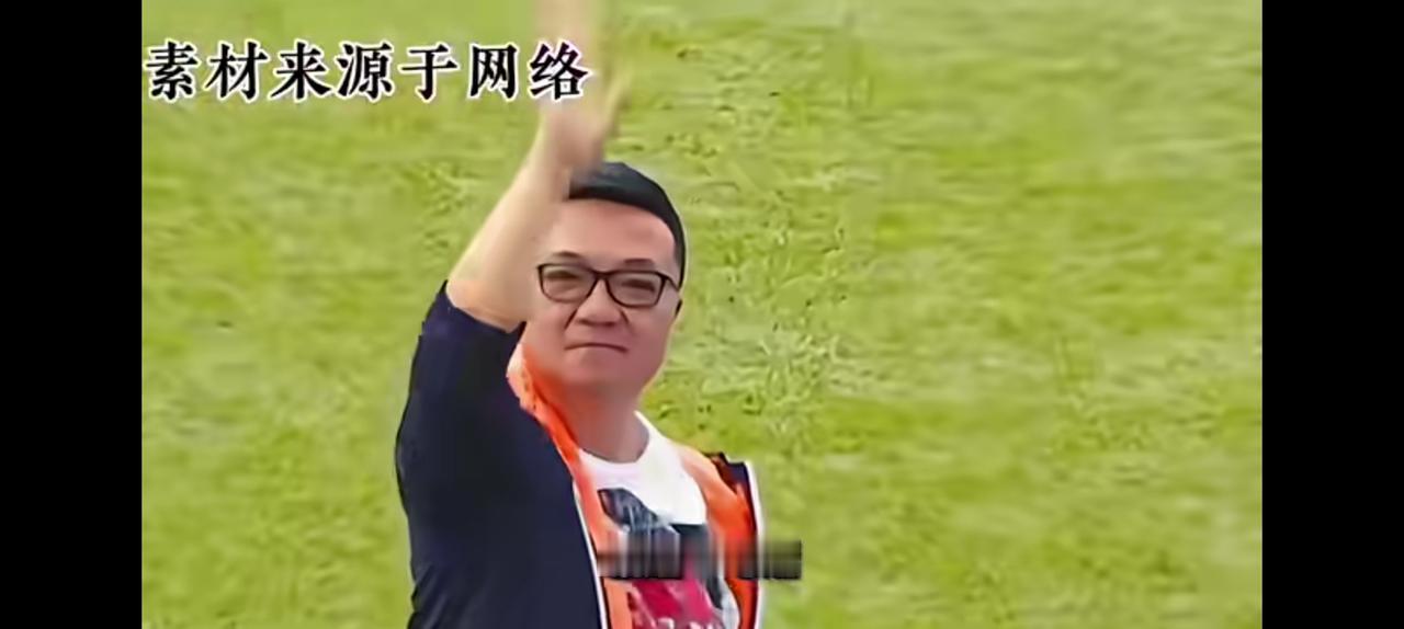 我很纳闷，夺冠的奖杯哪里去了？原来留在了饭店，两个温州人开的中餐馆里。董路带