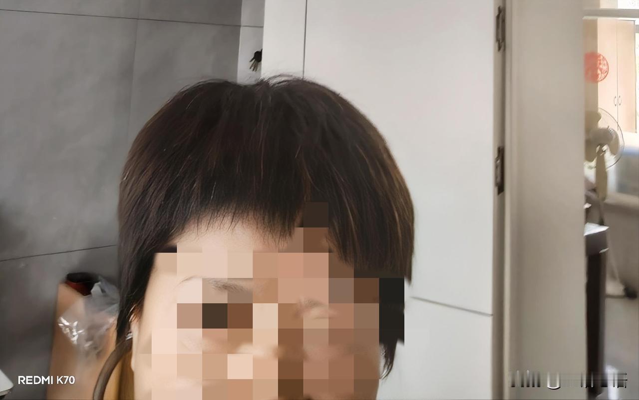 昨天，剪了个头发，花了30元。后院邻居大姐，今天看到我说：“你剪头发了”？我