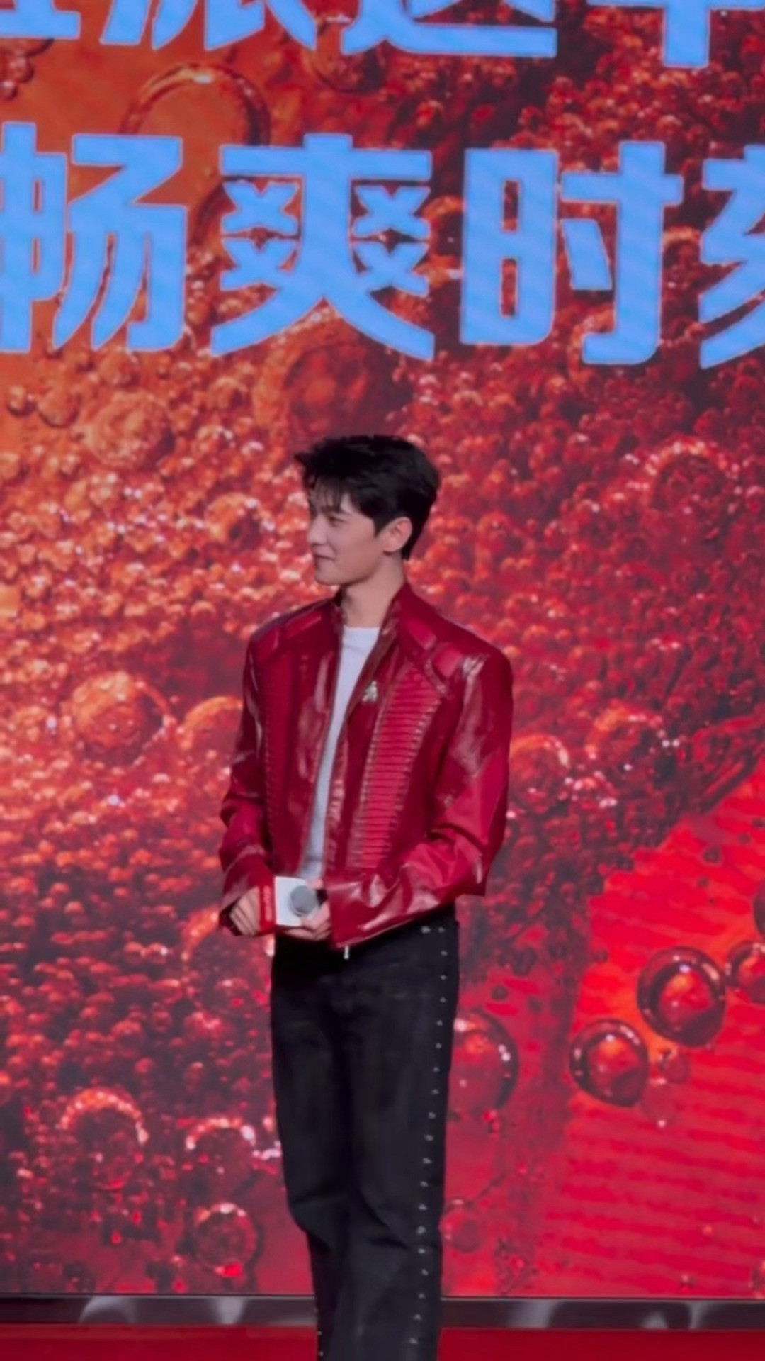杨洋穿皮衣这个帅…笑起来完全欧巴杨洋红皮衣造型​​​