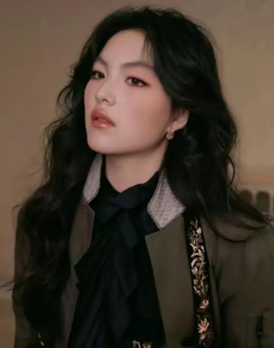 王诗龄黑色大波浪卷发显得成熟，她的气质在逐渐提升，越来越有范！王诗龄有些