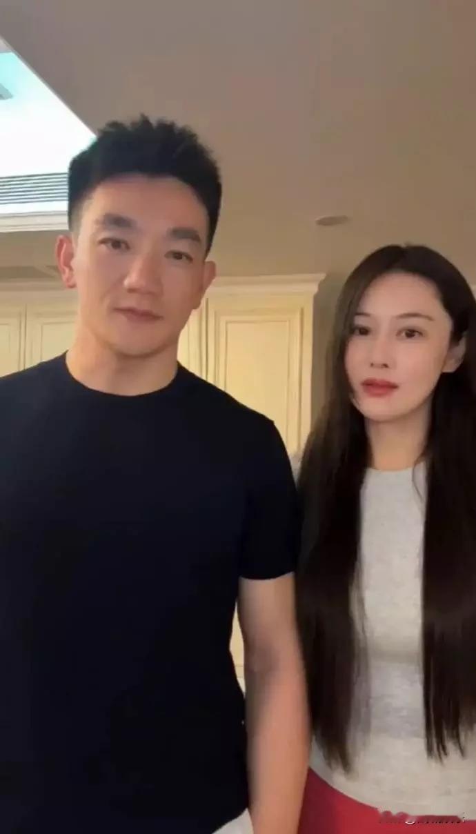 张馨予何捷同框送祝福，一黑一白穿搭登对，侧脸杀引热议。两人婚后多次被拍同框，低调