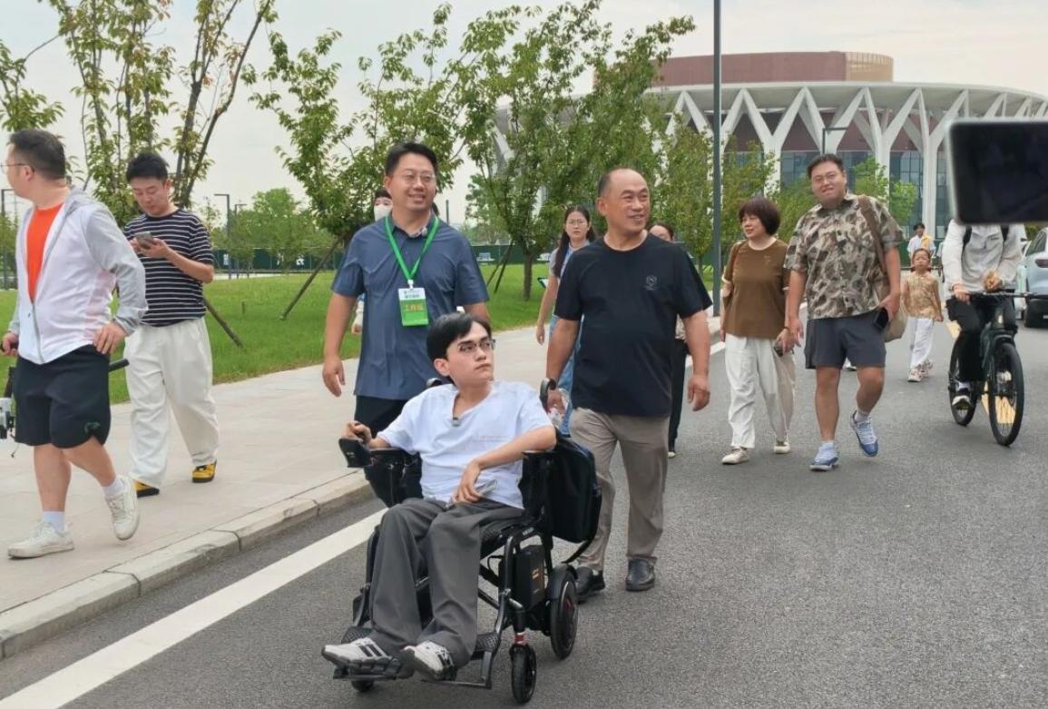 残疾儿子到合肥上大学，父亲一路陪同照料，学校得知情况后决定：给爸爸安排一份工作，