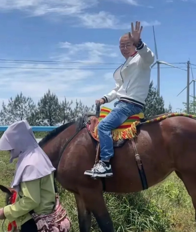 槿汐做了一个非常明智的选择，就是坚决跟亲生父母回家。温州富豪的小女儿阴差阳错