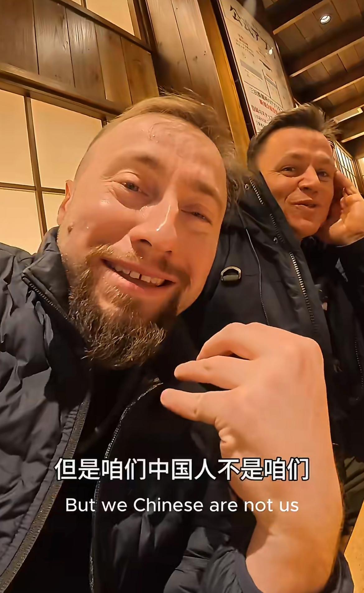 欧美游客吐槽日本大冬天的喝冰水，他们觉得自己像中国人一样，应该中西结合，冬天喝热