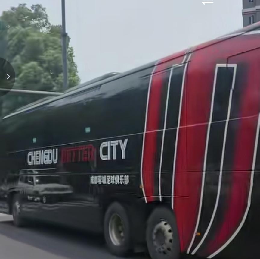 成都蓉城已经出发来上海接受考验！本赛季能否夺冠就看客场对阵国内顶级豪门申花能否带