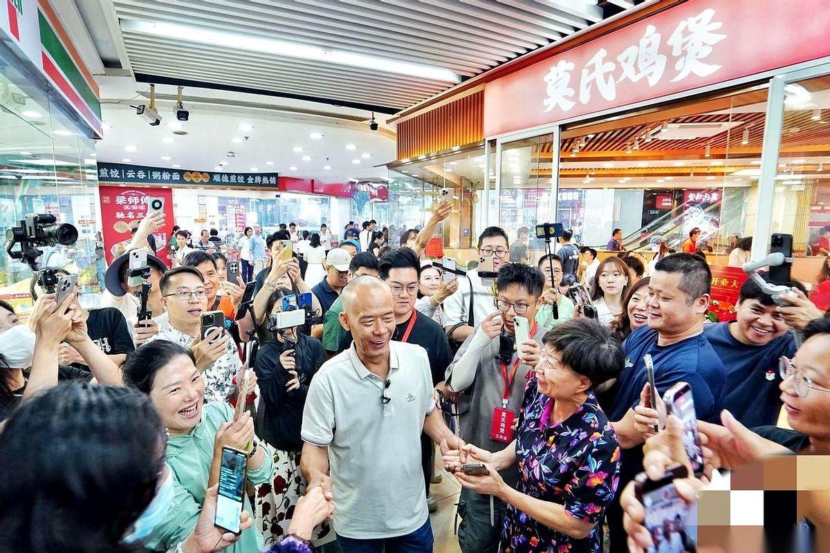 五一假期，老莫直接把机票撕了！不是不想玩，是他的莫氏鸡煲，火到连“温氏”都得重新