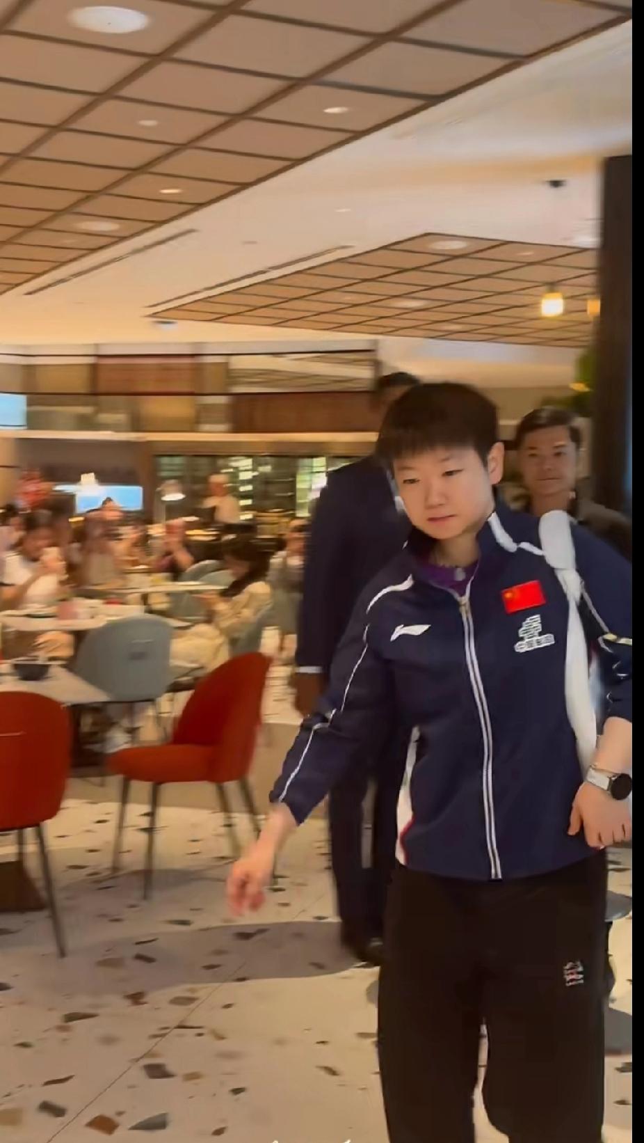 刚炫完饭就冲去训练！莎莎这股劲儿太真实了💪在WTT新加坡大满贯的餐厅里刚