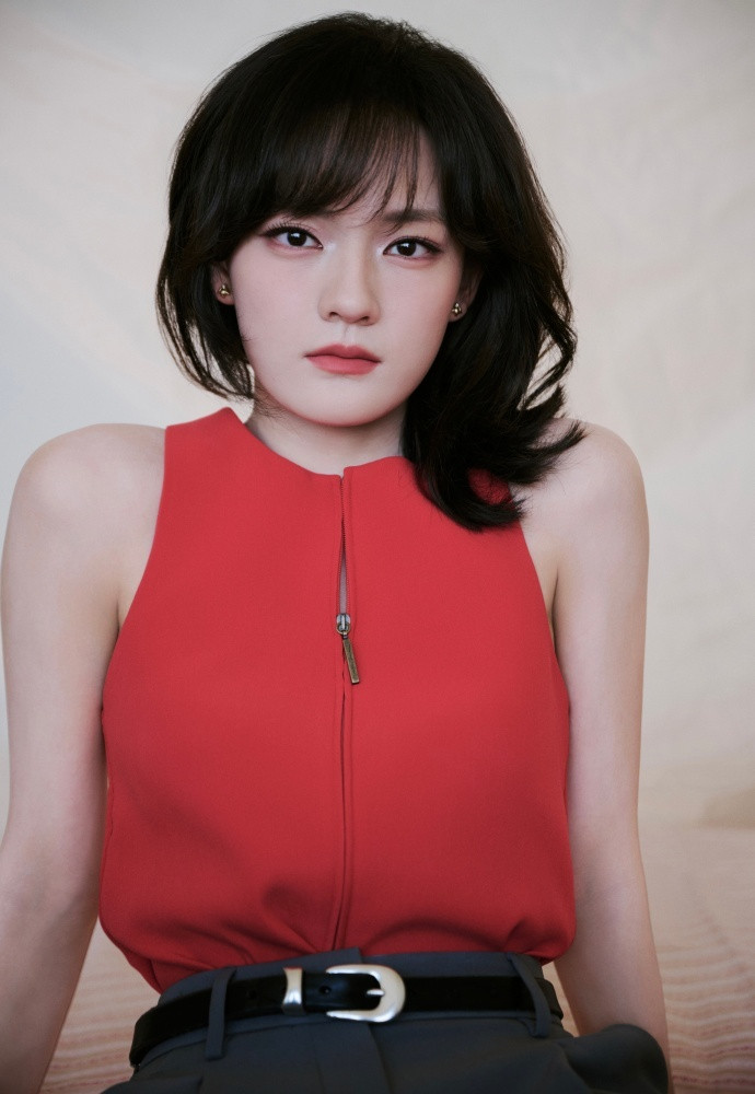 摄影师是多喜欢文淇的眼睛不是模式化的美，而是带着棱角的、活生生的灵气，连睫毛颤