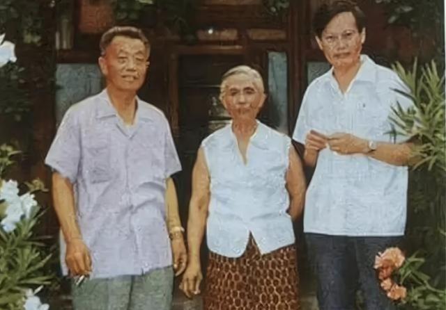 1981年5月7日，杜聿明因病逝世，他的妻子曹秀清电告蒋经国，希望蒋经国能够允许