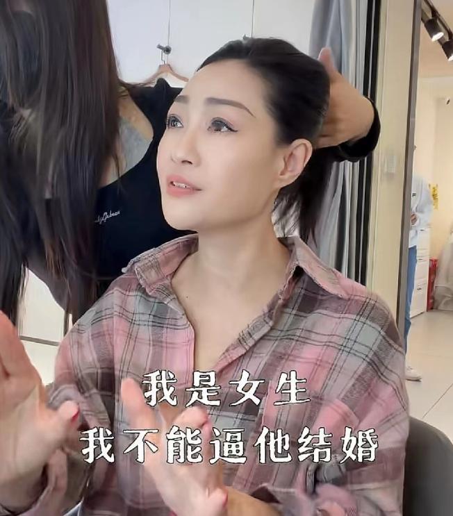 香港演员杨玉梅哭着说：“我前男友比我大12岁，我跟他在一起13年，他一直不愿意跟