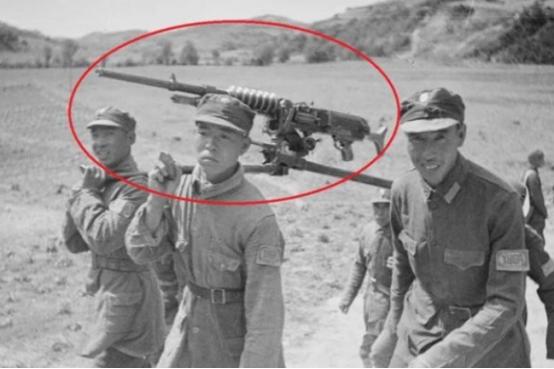 1943年，八路军缴获了两挺重机枪，却没有子弹，根本派不上用场，就在战士们一筹莫