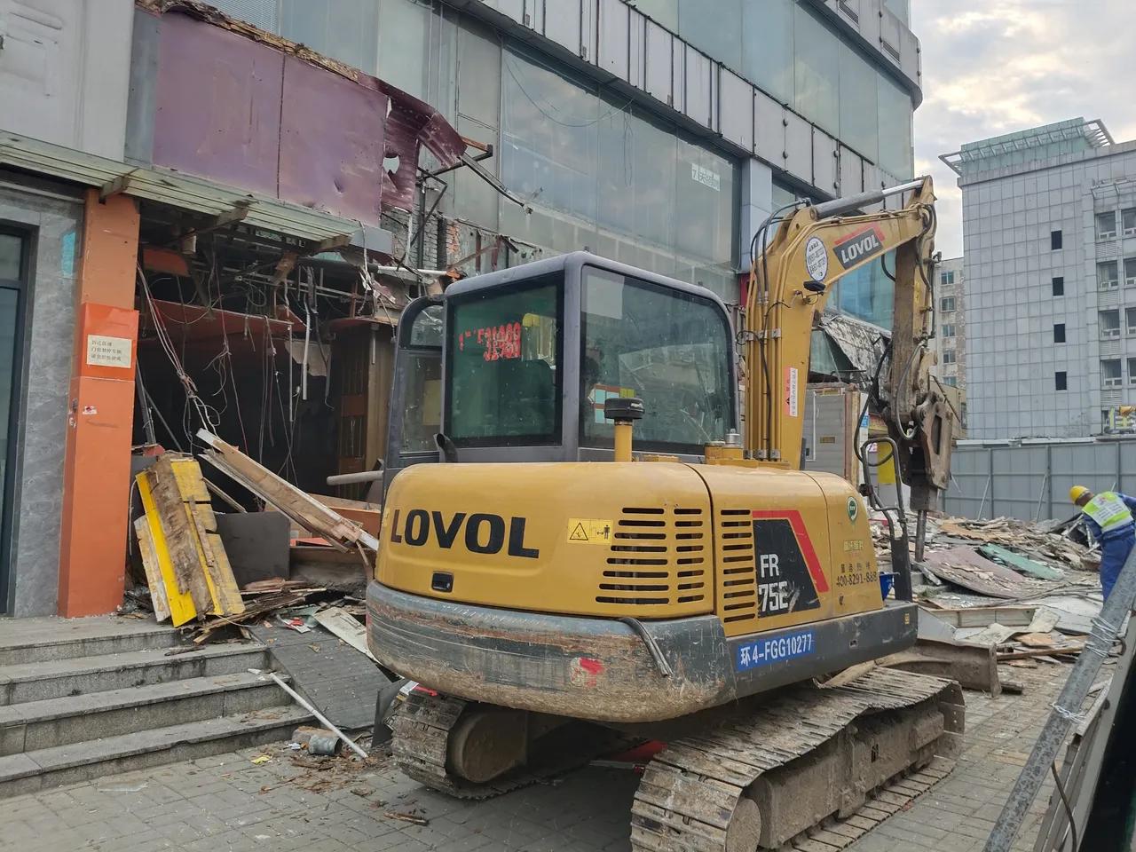 济南火车站南广场拆迁推进迅速，现在已经有挖机开始哒哒哒了。一直不肯搬的新天