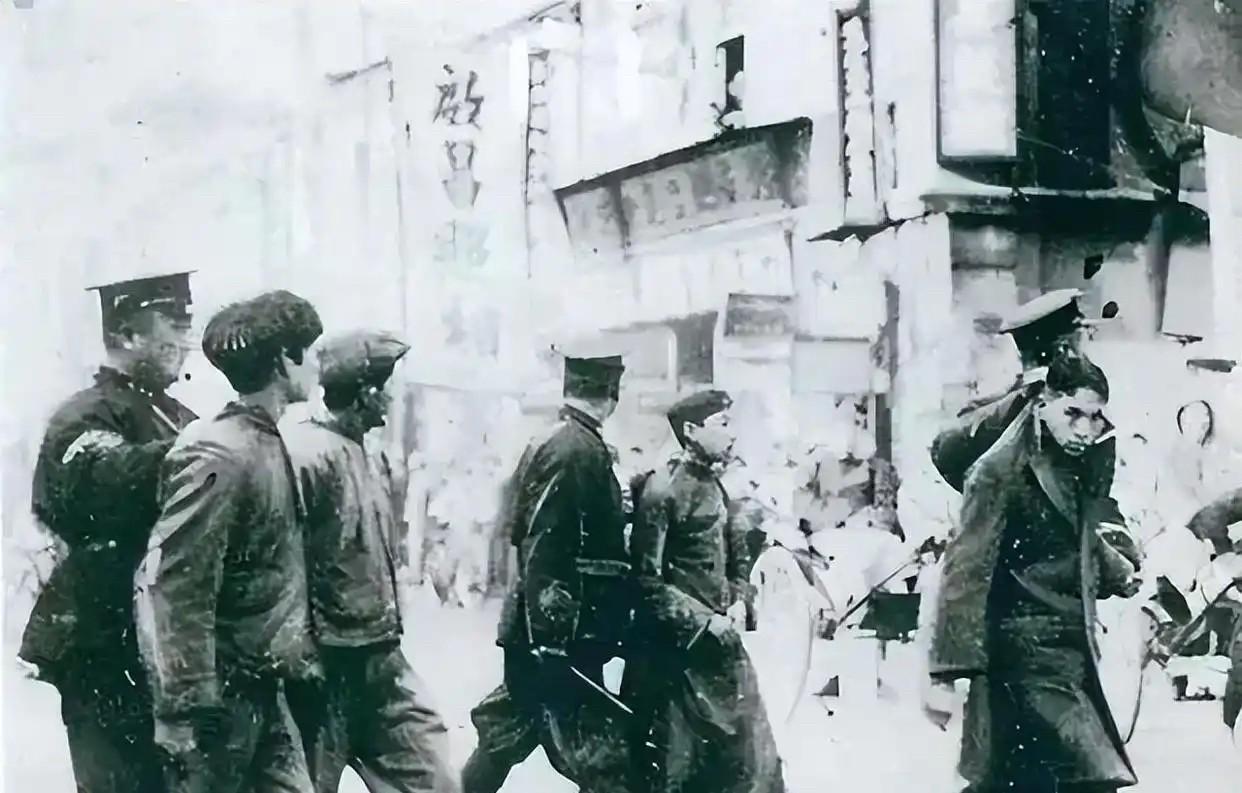 1934年底凤翔银楼被抄，红队三十多人被抓。后来二十七个人在南京小营被绞死，这事