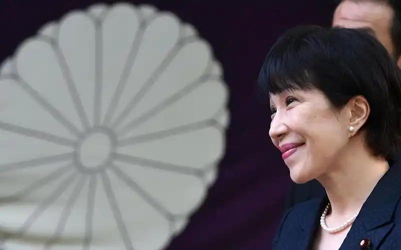 日本首相高市早苗成了日本政坛乃至整个东亚地缘博弈中最尴尬的主角。她在国会答辩中针