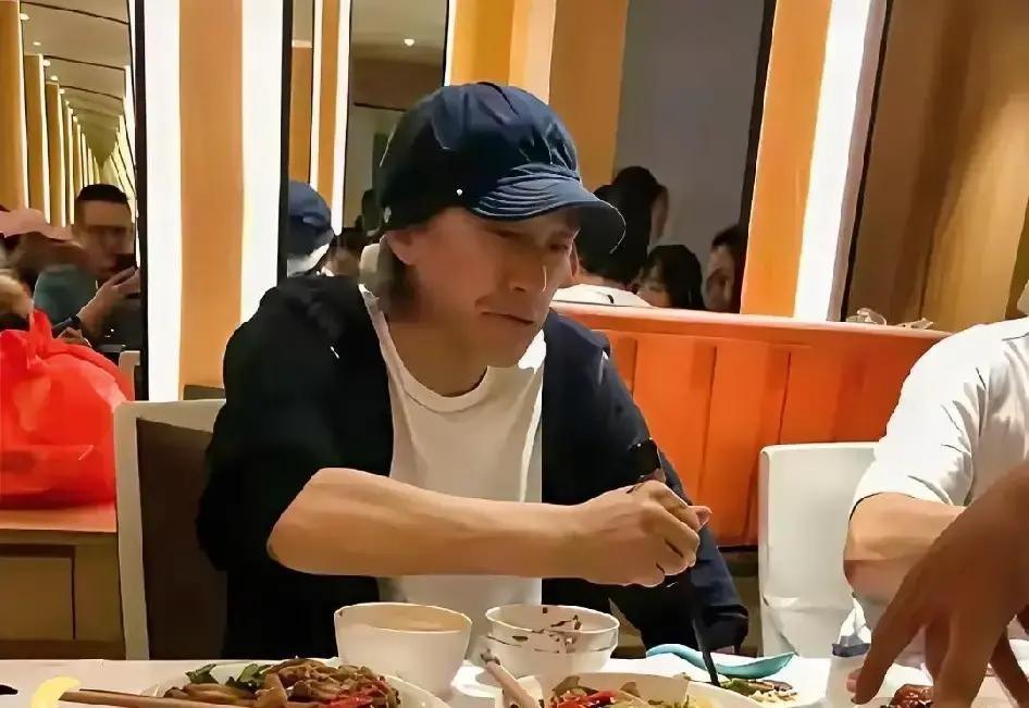 一天砸下120万请来的大腕，谁敢轻易得罪结果这戏刚拍到第六天，导演当着全剧组