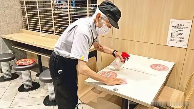 “这下他们又有钱赚了！”8月12日，“麦当劳开始招爷爷奶奶”这句话像炸鸡出锅一样