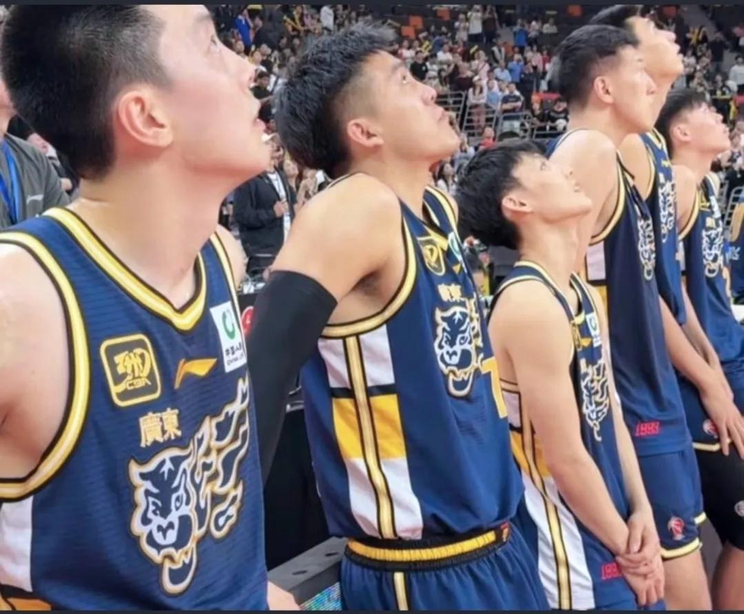 说说黄荣奇和周琦两人同样在广东队打一个赛季，黄荣奇让球迷牵挂和关心，若干年后，