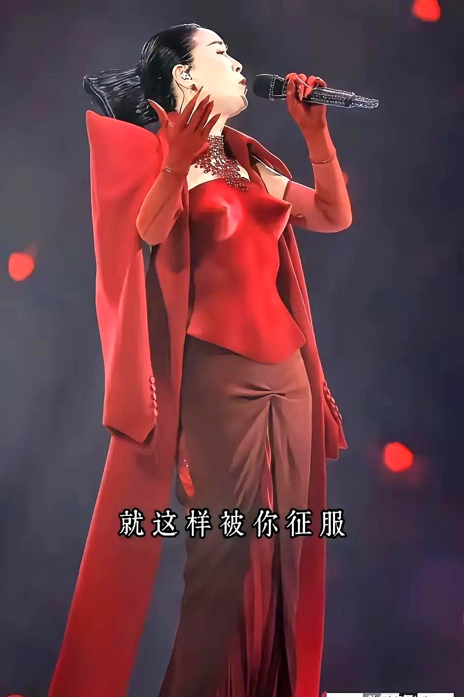 那英59岁在北京开演唱会，台上的状态直接把底下的观众看愣了，当年那个唱《征服》时一马平川的乐坛大姐大