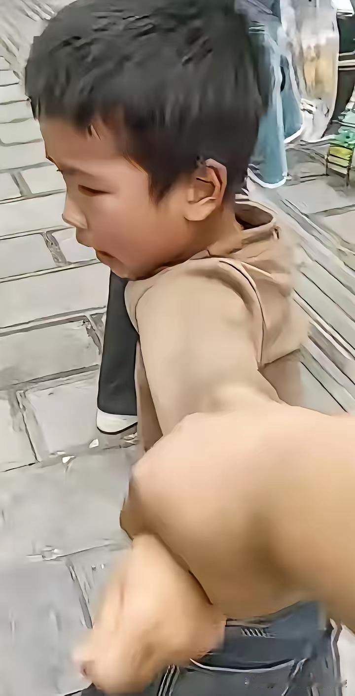 泪目！儿子在街上偶遇离婚一年的妈妈，儿子哭着上前抱住妈妈说：我好想你，妈妈心都碎