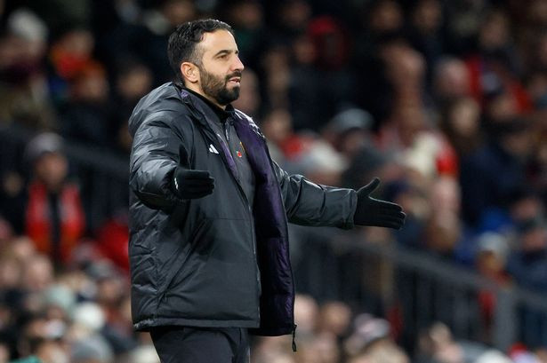 ESPN曼联将在明年夏天寻求加强边后卫，同时也会追求一名中场球员。曼联正在评估加