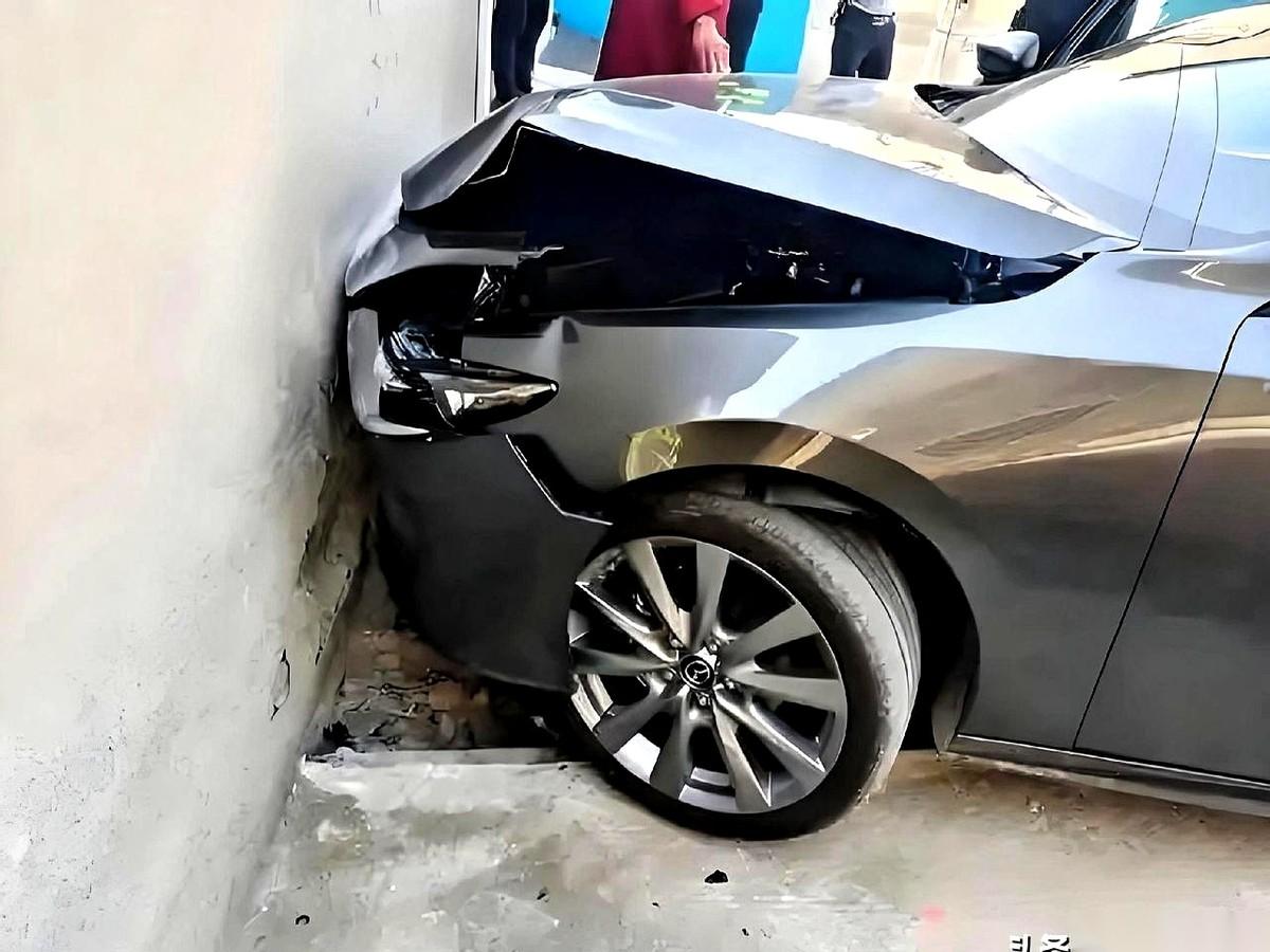 深夜，朋友开着他的路虎，一头闷在墙上。俩人下车，手机电筒照了照，摆摆手：嗨，多