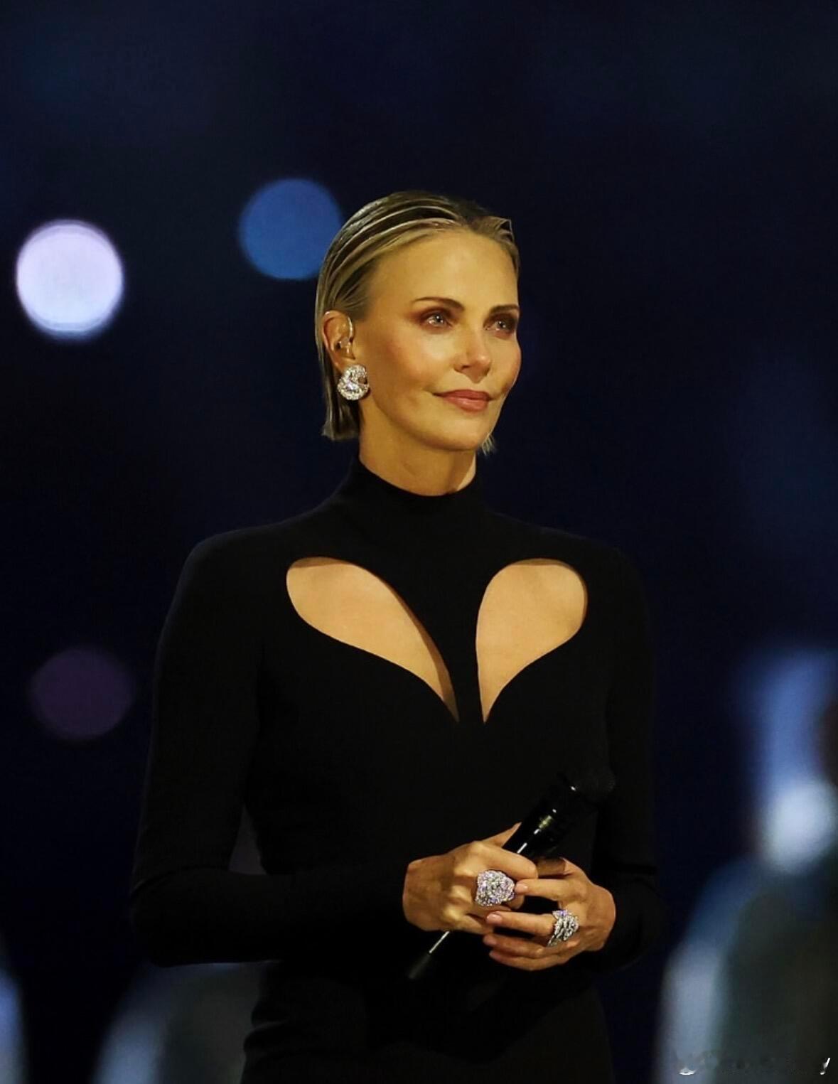 冬奥会时尚图鉴塞皇冬奥会开幕式演讲，奥斯卡影后查理兹·塞隆以联合国和平大使身份