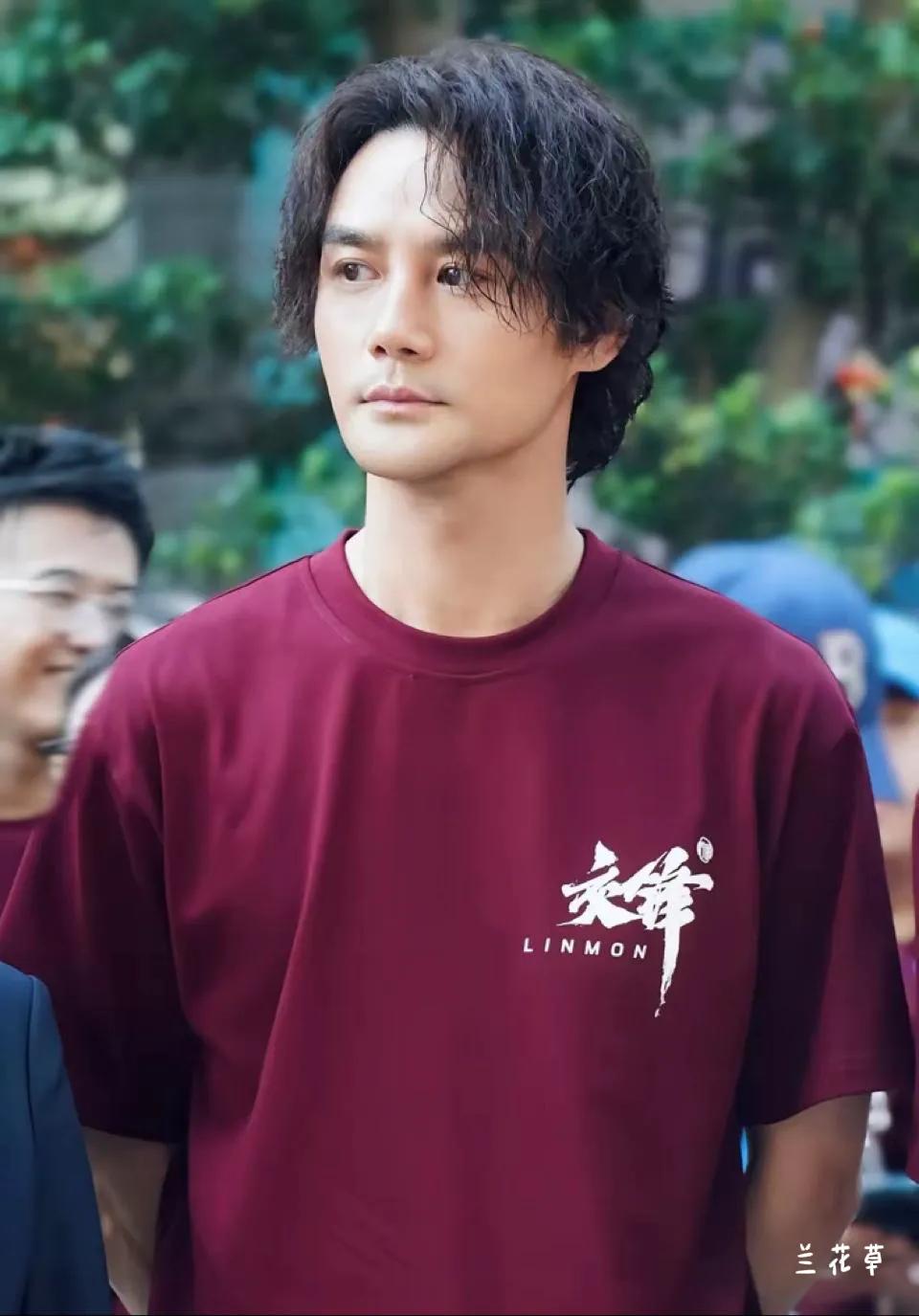 这是王凯吗？以前的他短发、精壮、干练，怎么现在留起微卷长发了？面貌也比前大不一样