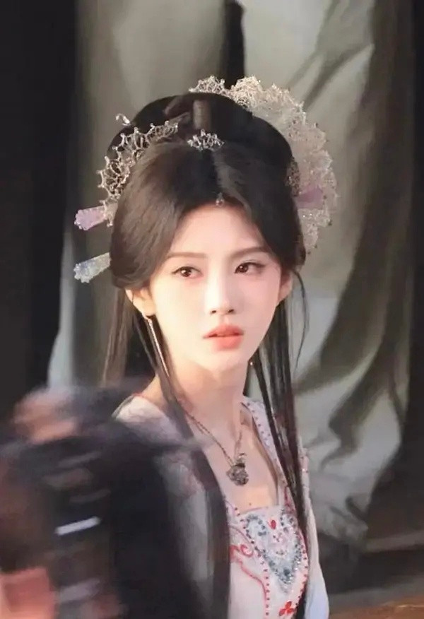 鞠婧祎来战最新路透，有点早期仙侠剧的感觉了​​​