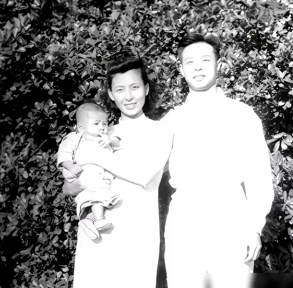 老照片，这是朱枫烈士的上线，万景光夫妇在离开上海前往香港的一张合影。照片里，万