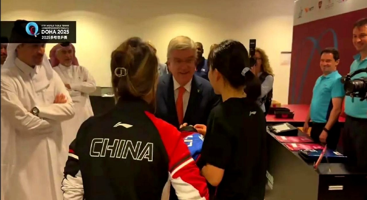 多哈世乒赛要结束了。巴赫和索林也都来到多哈了。巴赫在卡塔尔一群穿着象征富