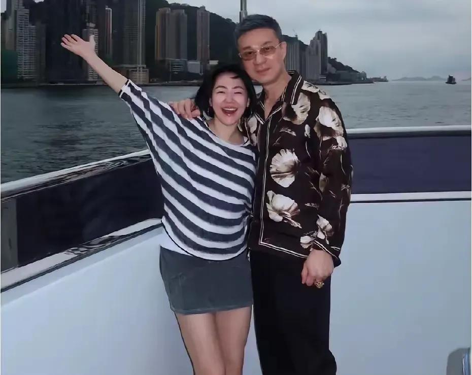 小S的老公许雅钧在徐家女婿中，学历最高，同时也是最多金的那一位。三点一目了然。