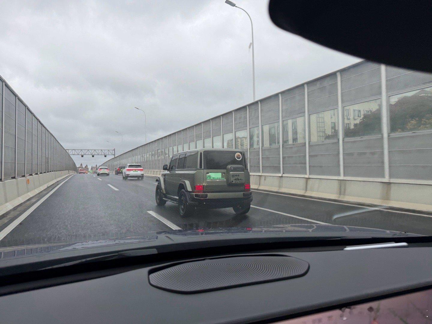 吉姆尼在日本其实就是仿大g的K-car，9万多，还有税收优惠。代表的是一种日本