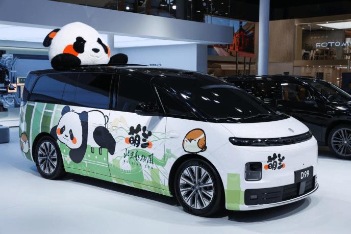 本届北京车展上，零跑D99首次公开亮相，该车型是零跑D系列的第二款车型，同时也是