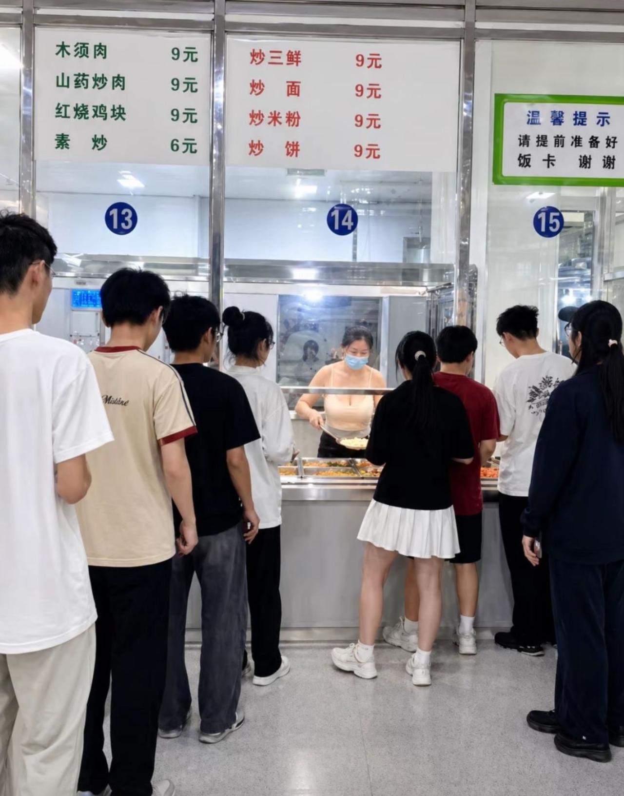 窗口菜品均价才八九块，窗口前队伍排得老长，所有人目光都往打菜阿姨那边飘。有人说
