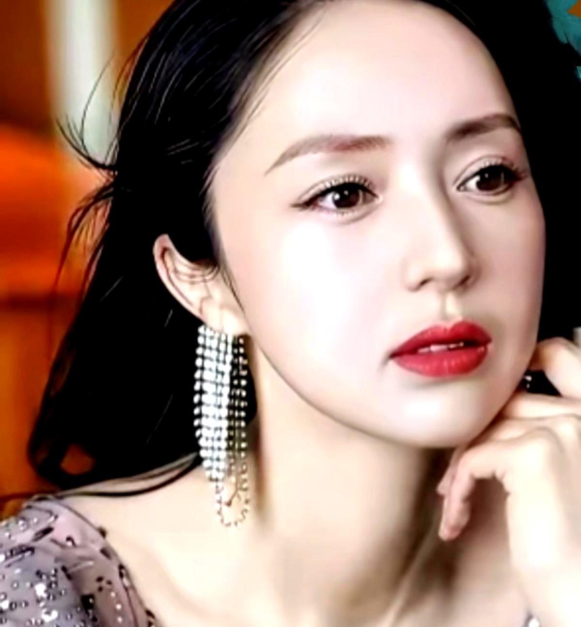 我一直以为董璇一个人带女儿不容易，谁知道她生活这样铺张浪费。全年穿一次性内裤，