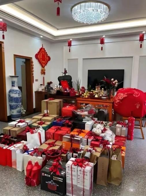 天呐！这是什么神仙家庭！订婚的礼物堆得跟小山似的，客厅里全是包装精美的礼盒，从锅