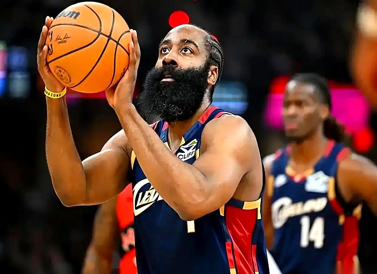 詹姆斯打了23个赛季，靠12051次罚球出手拿下了8882分。同在NBA联盟现役球星行列里的后卫哈登