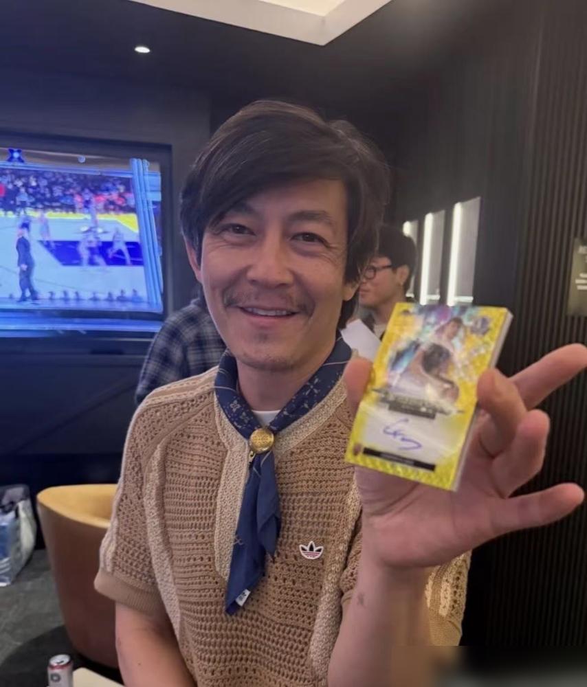 你在香港街头撞见陈冠希，第一反应可能是：这人怎么憔悴成这样了？可你不知道的是
