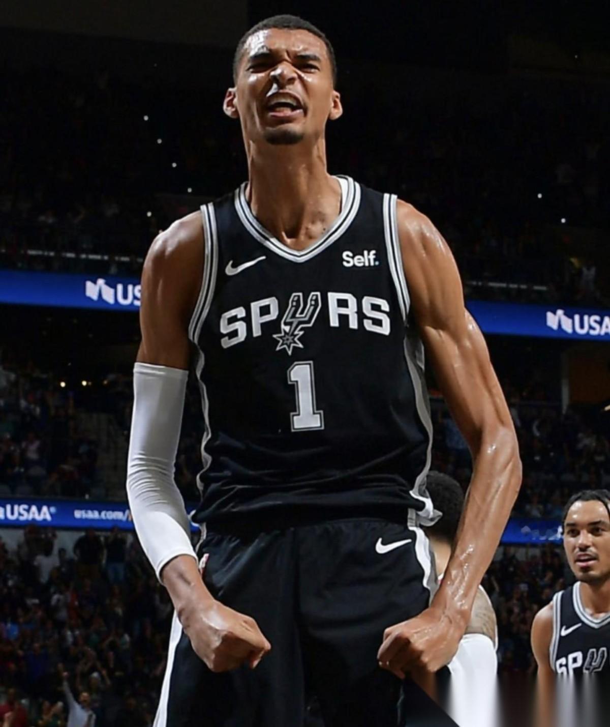 不敢想象！马刺如果本赛季夺冠将创造历史，文班亚马将直接“封神”！咱们来看马刺队历