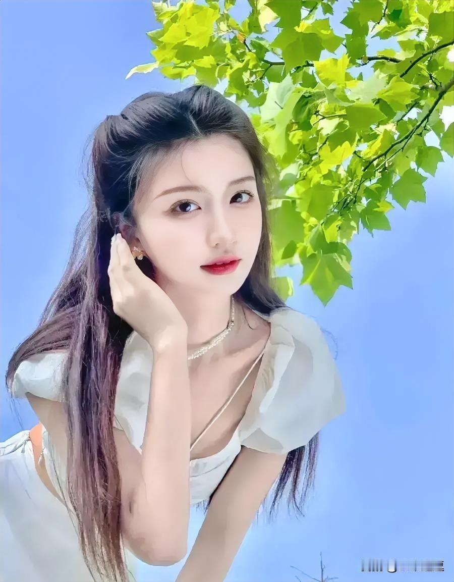 阳光明媚，少女清新，绿意盎然，美不胜收。