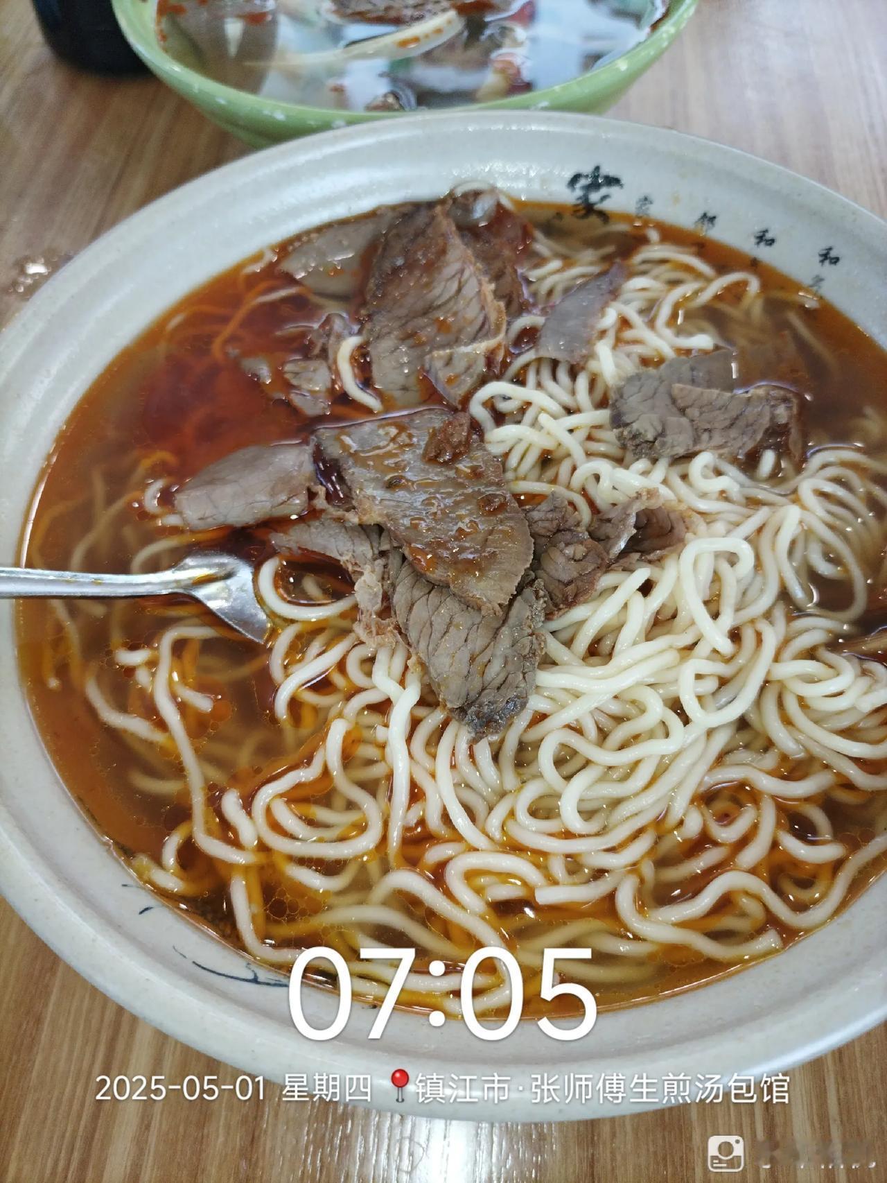 我走南闯北去过所有省会城市，我第一次吃牛肉面里面居然放大蒜，真是让我大开眼界，今
