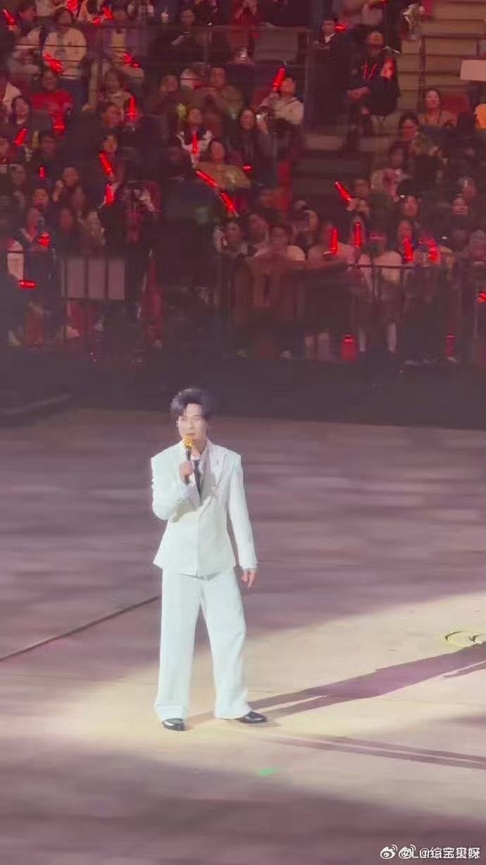 陈楚生被还烫小手整沉默了点歌环节直接变成了喜剧现场，粉丝把海棠消瘦玩成了还烫小