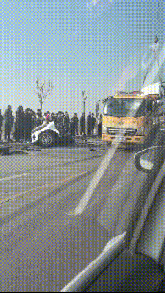 车两半了不知道人咋样了看着很惊人