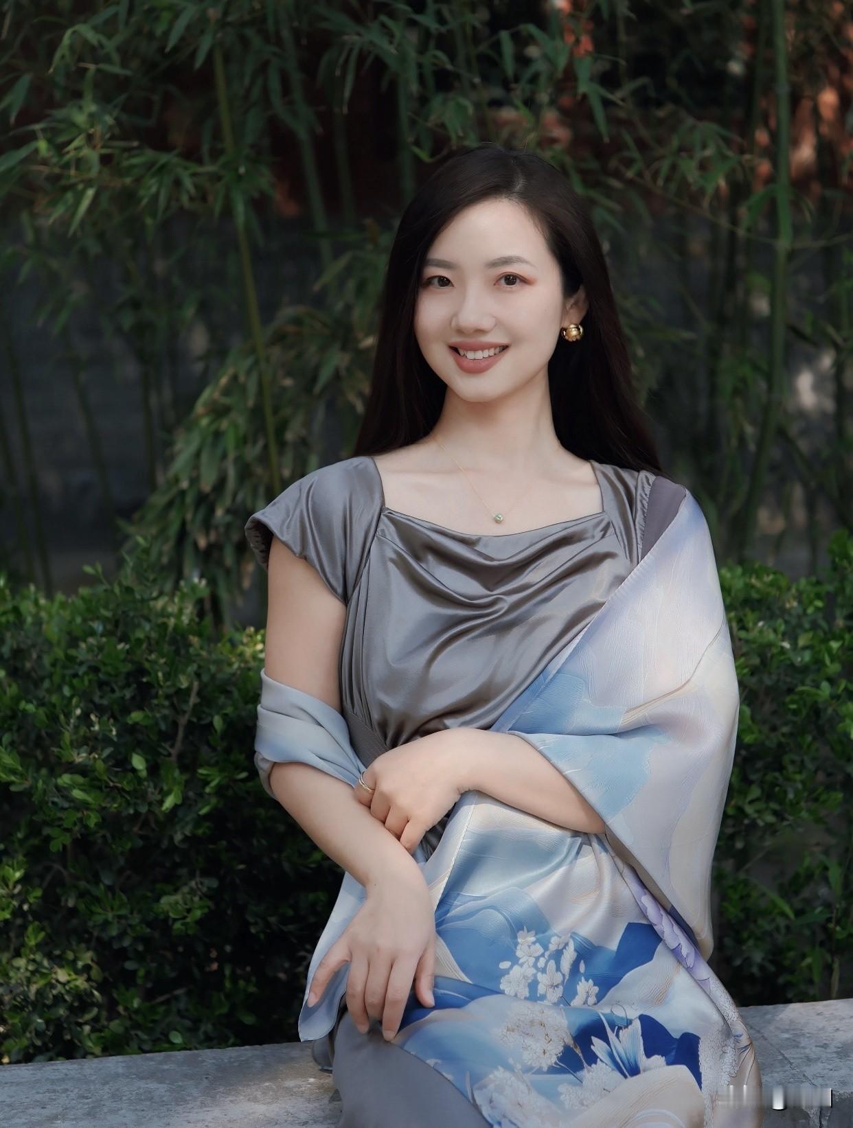 色彩搭配也得精简，繁杂色彩会显得杂乱，简约和谐更能凸显气质。比如淡白配浅咖，干净