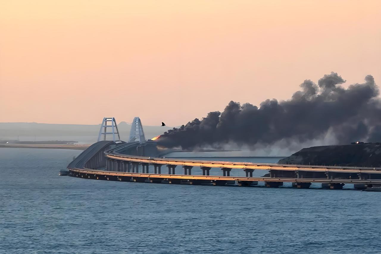 今天，克里米亚大桥差一点被强拆。一辆装载大功率爆炸装置的汽车准备通过克里米亚