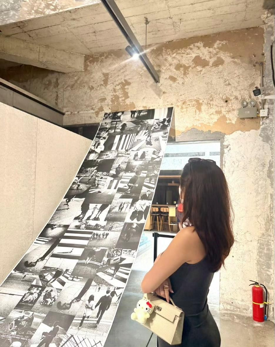 杨采钰最近看展的生图流出，这姐的身材管理真是没话说，随便往那一站就跟画报似的。不