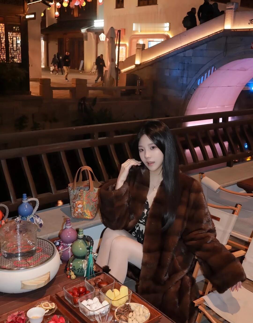 冬日暖阳下，享受茶香与美食的惬意时光。🍵🍃🍓